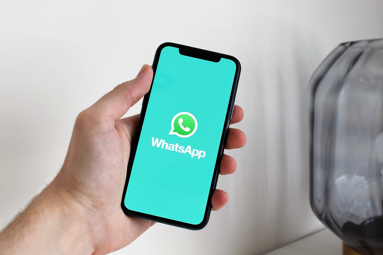 Una práctica arraigada por una empresa que vulnera el RGPD: la AEPD sanciona el uso de WhatsApp personal para tratar datos de clientes