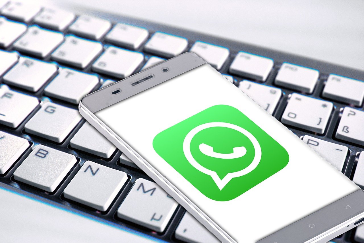 ¿Puede la empresa meterte en un grupo de WhatsApp sin permiso? La AEPD responde